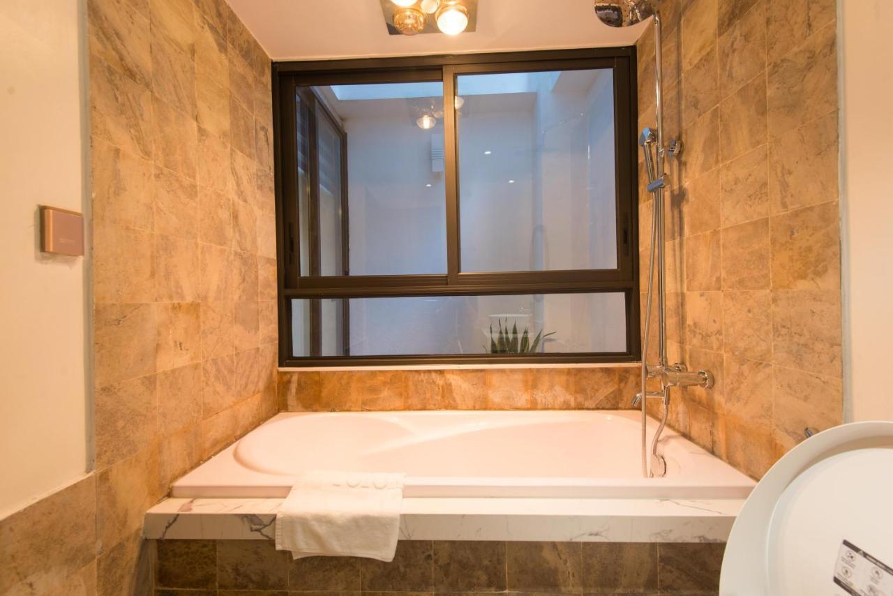 22Housing Hotel & Apartment 81 Linh Lang Hanoi Exteriör bild